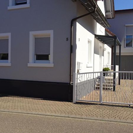 Schwarz-Weiss Apartment รูสท์ ภายนอก รูปภาพ
