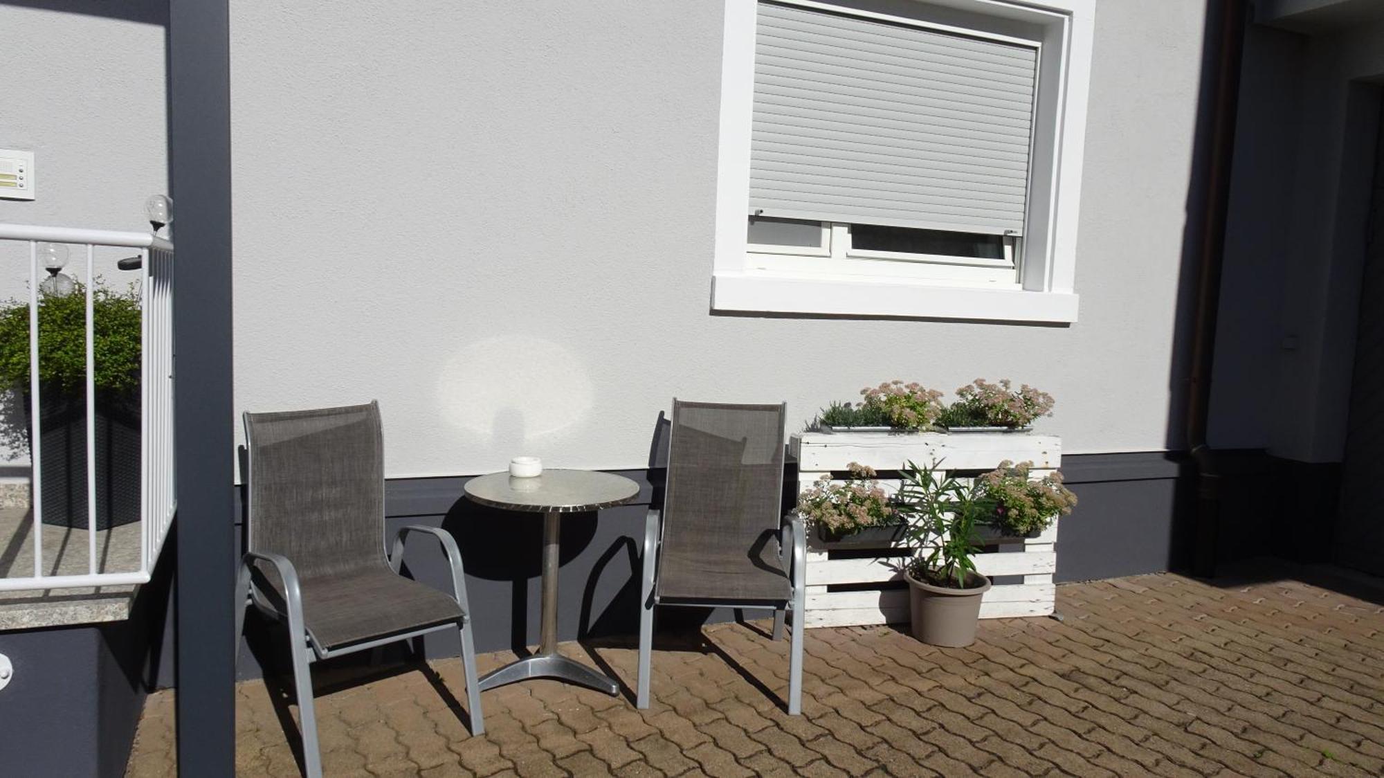 Schwarz-Weiss Apartment รูสท์ ภายนอก รูปภาพ